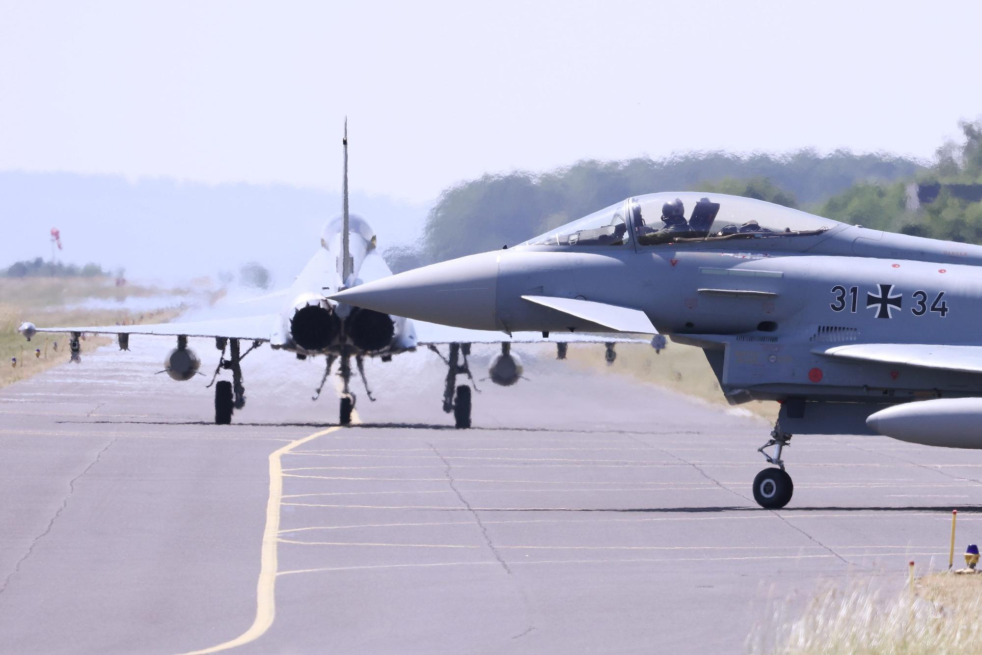 Das Bild zeigt zwei Eurofighter auf der Startbahn am Fliegerhorst Nörvenich.