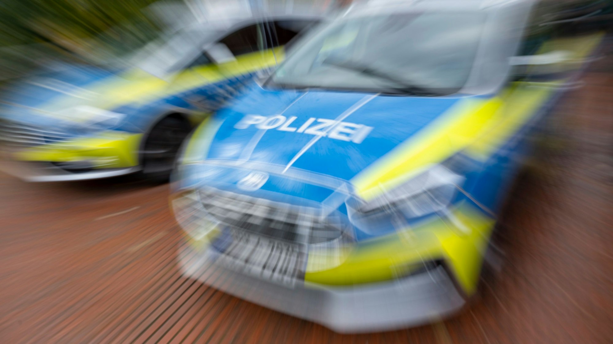 Polizeifahrzeug im Einsatz. (Symbolfoto)