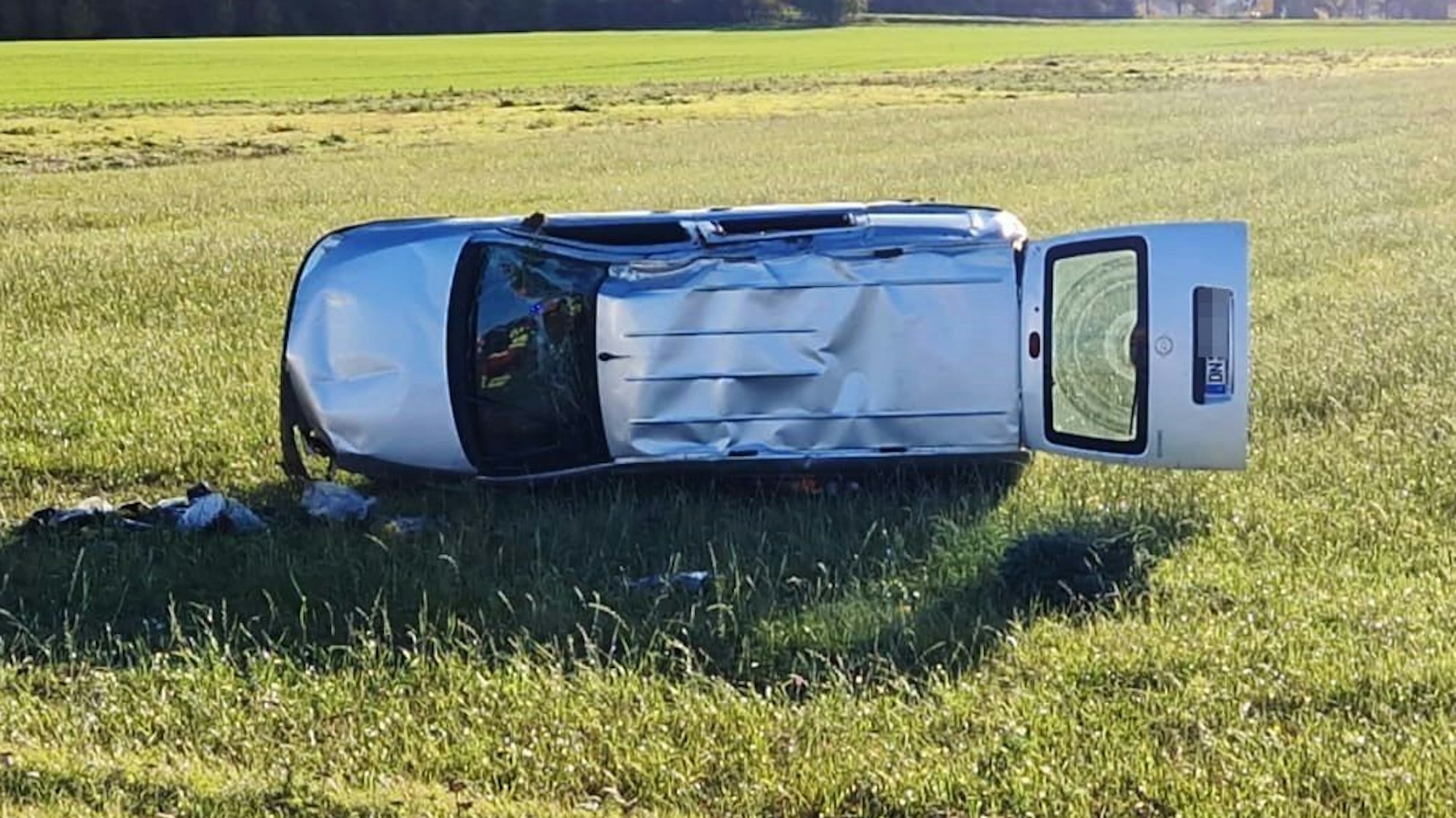 Das Bild zeigt das Auto auf der Seite liegend.