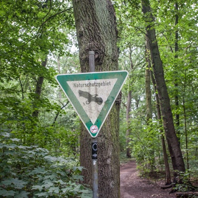 Ein Schild Naturschutzgebiet steht an der Leverkusener Grenze am Kölner Naturschutzgebiet Hornpottweg.