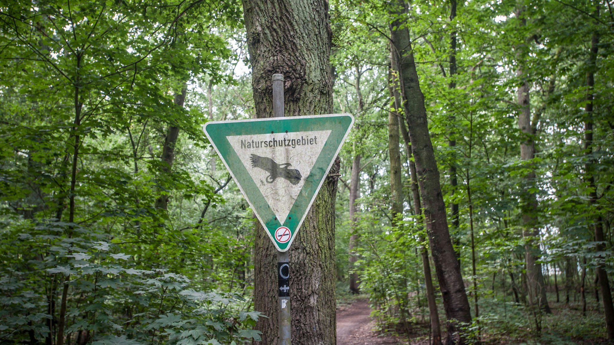 Ein Schild Naturschutzgebiet steht an der Leverkusener Grenze am Kölner Naturschutzgebiet Hornpottweg.