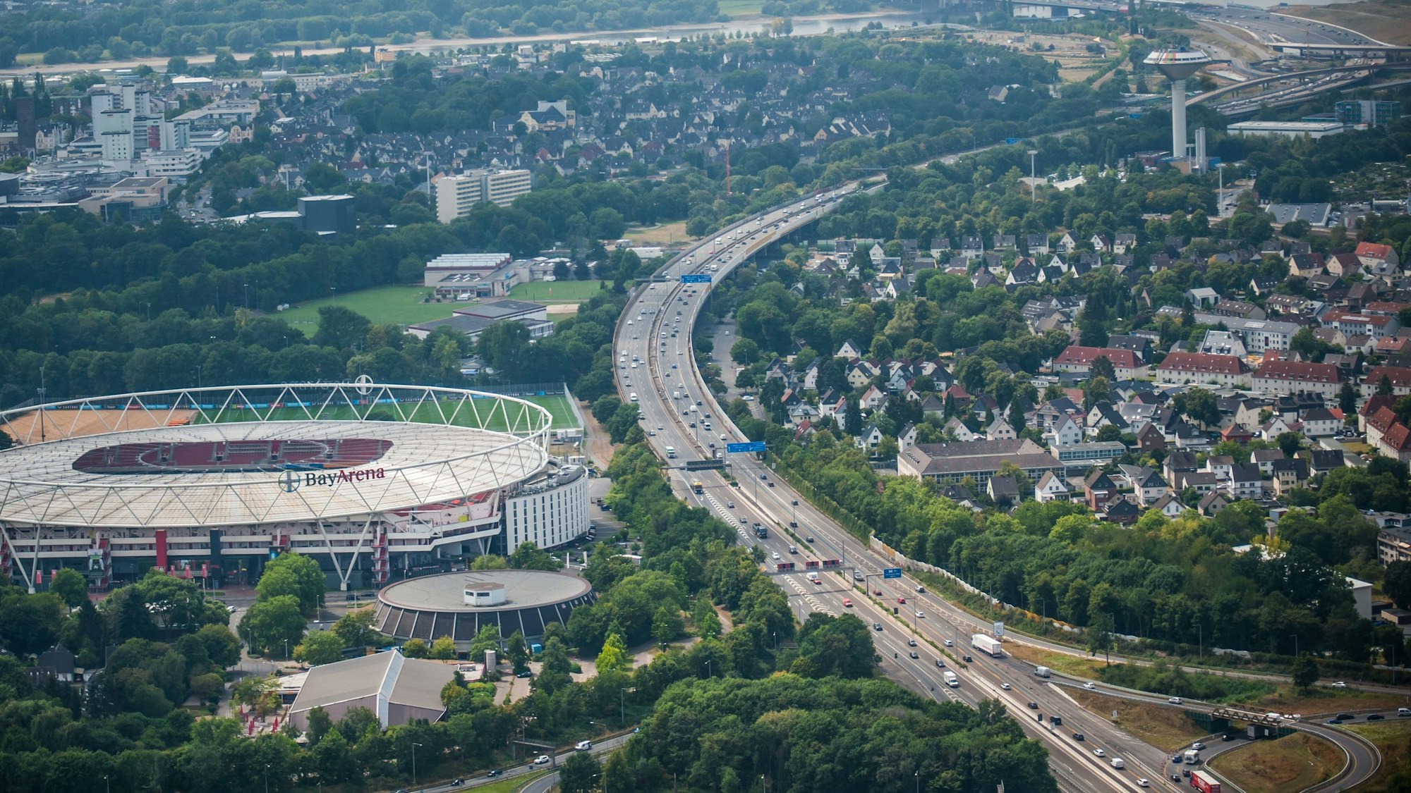 Die Autobahn 1 in Leverkusen aus der Luft