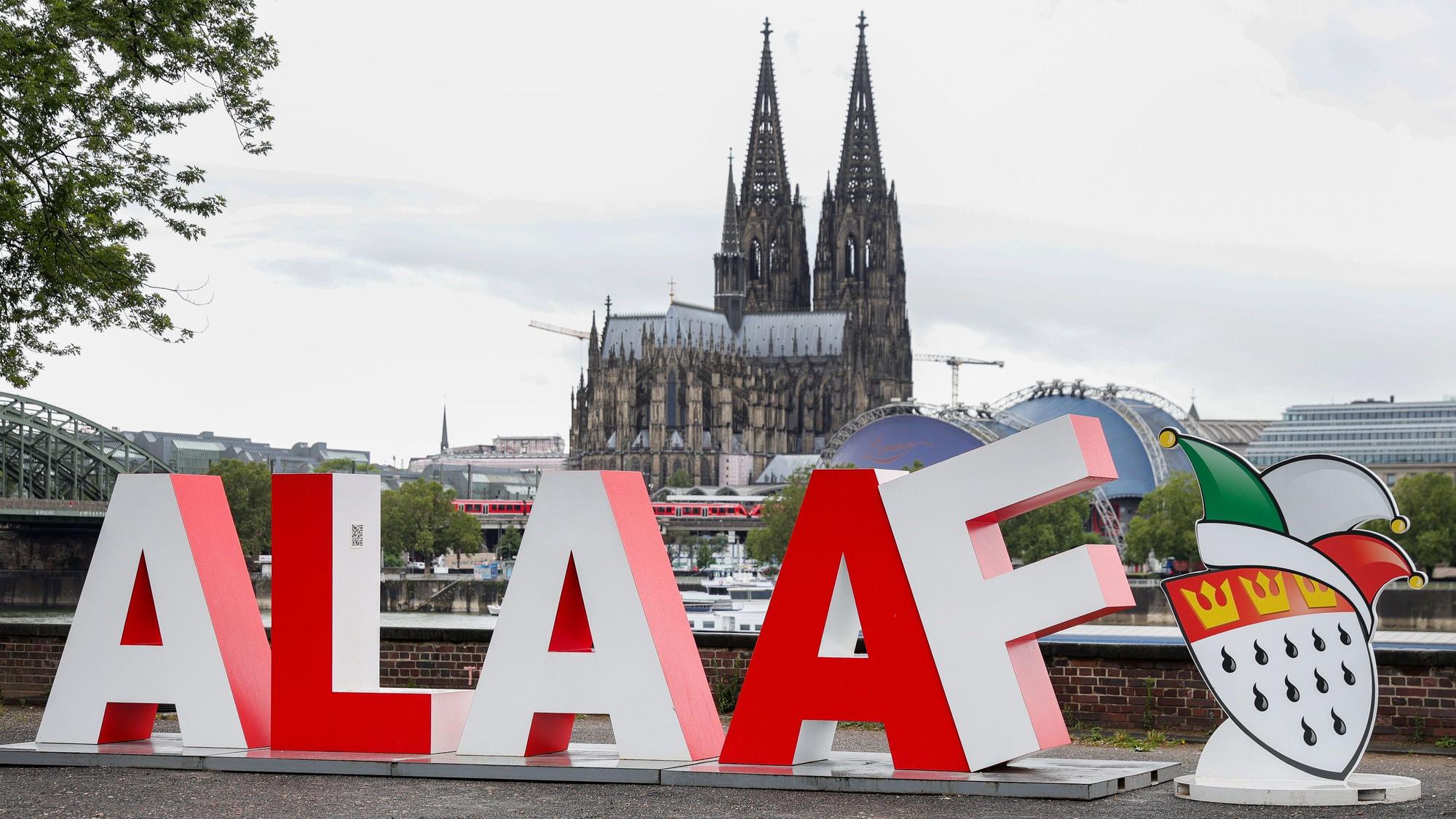 Der Alaaf-Schriftzug mit Dom im Hintergrund