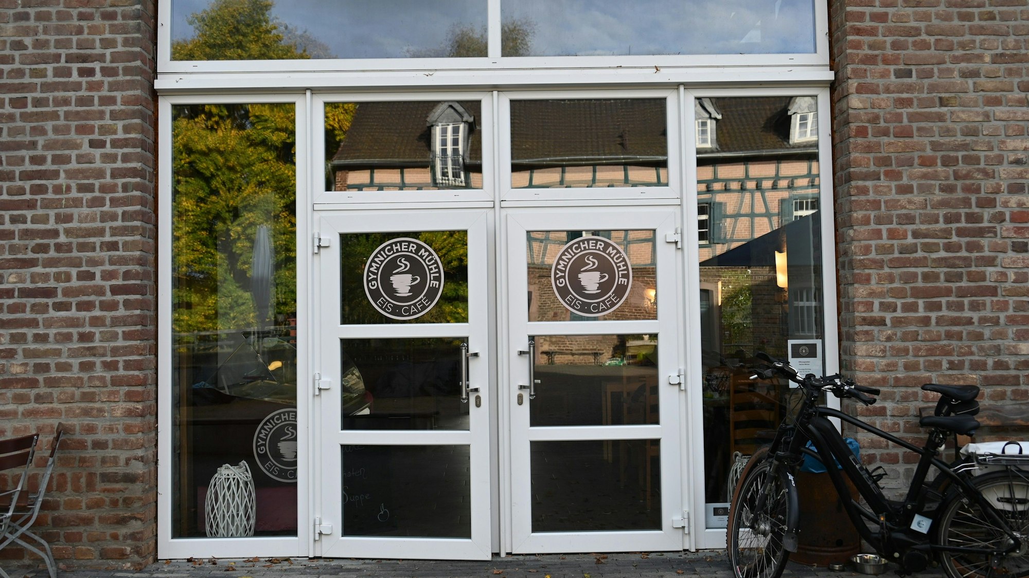 Vor dem Eingang zum Café sind Fahrräder abgestellt.