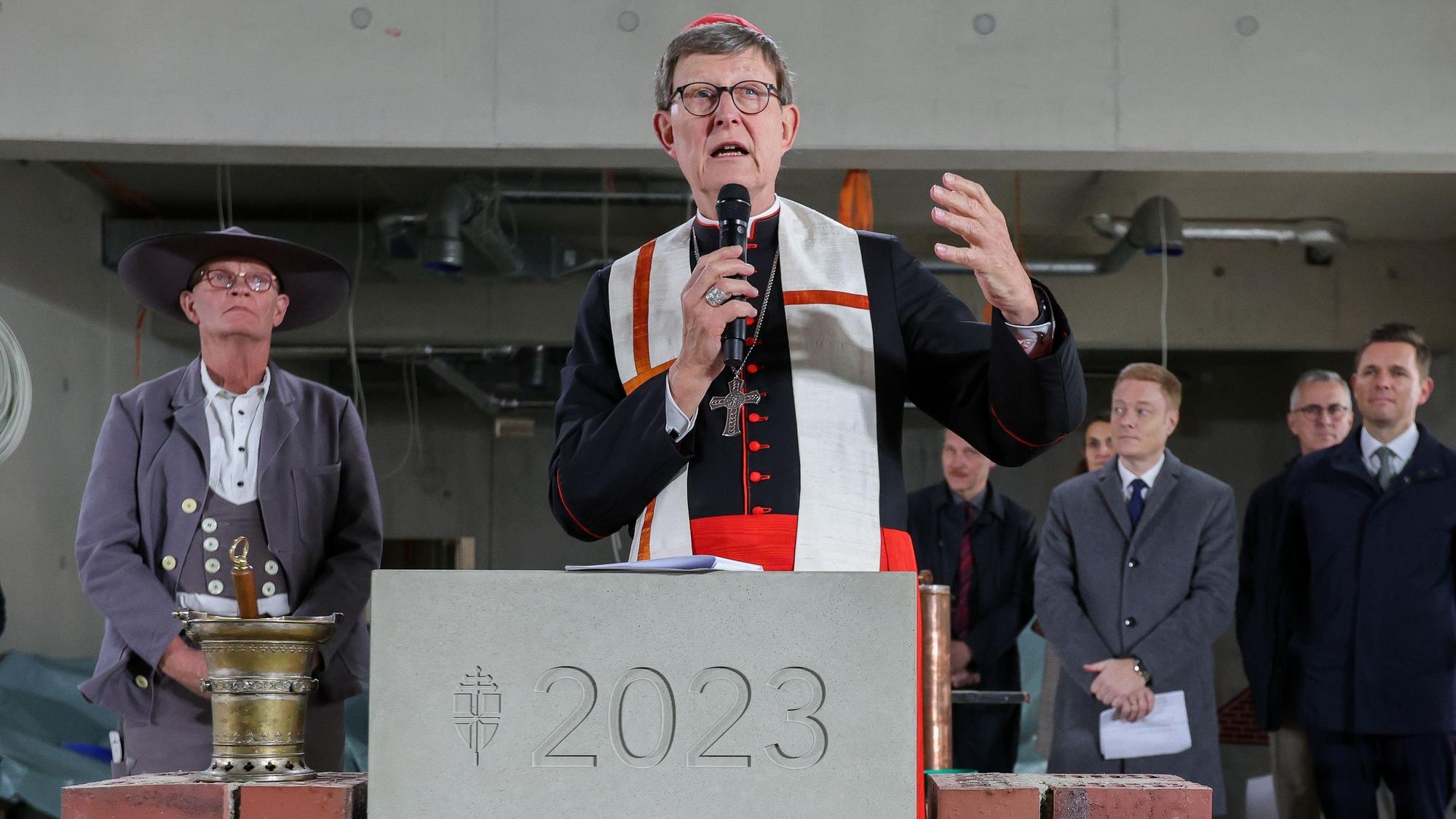 Kardinal Rainer Woelki (Mitte), hier bei der Grundsteinlegung für den Erzbischöflichen Bildungscampus in Köln-Kalk am 31. Oktober 2023