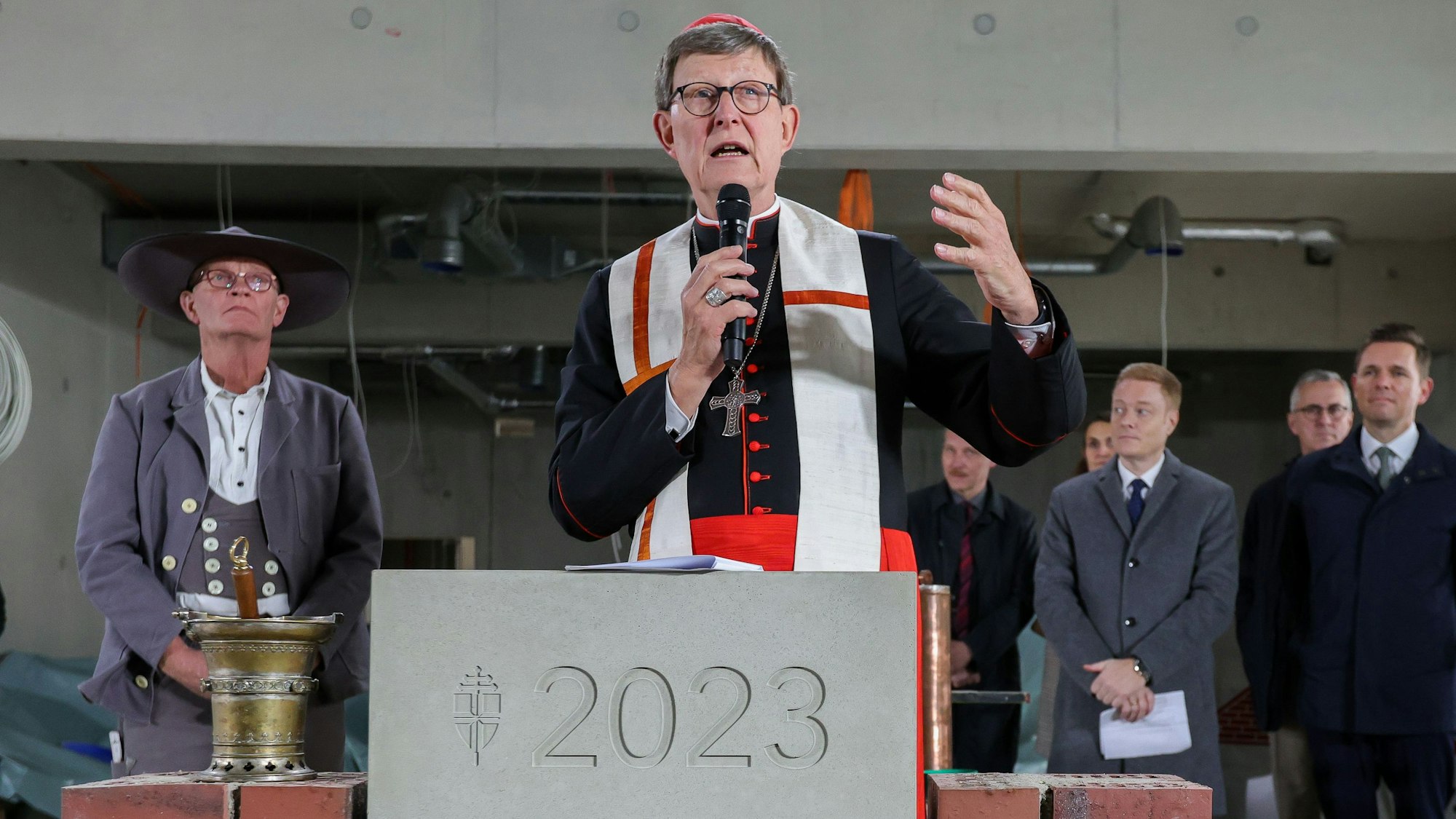 Kardinal Rainer Woelki (Mitte), hier bei der Grundsteinlegung für den Erzbischöflichen Bildungscampus in Köln-Kalk am 31. Oktober 2023