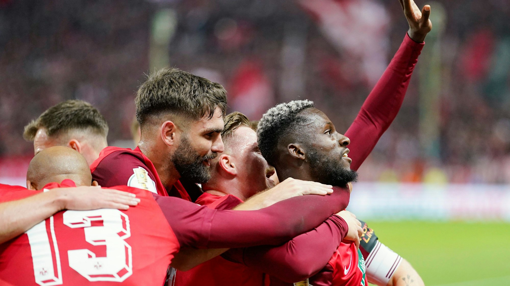 FC-Leihgabe Nikola Soldo jubelt mit FCK-Torschütze Richmond Tachie nach dessen Tor zum 1:0.