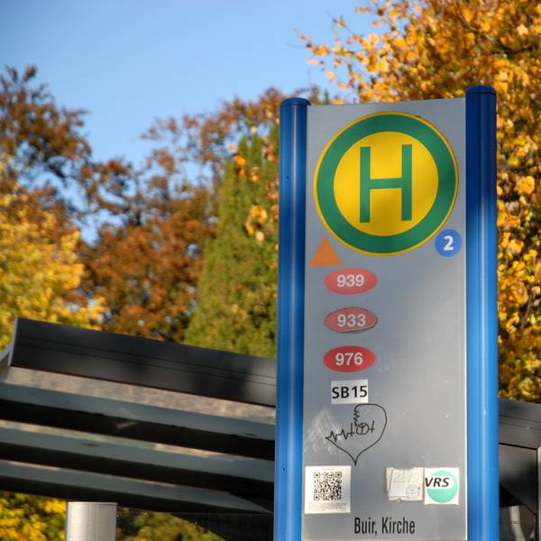 Zu sehen ist das Schild einer Bushaltestelle.