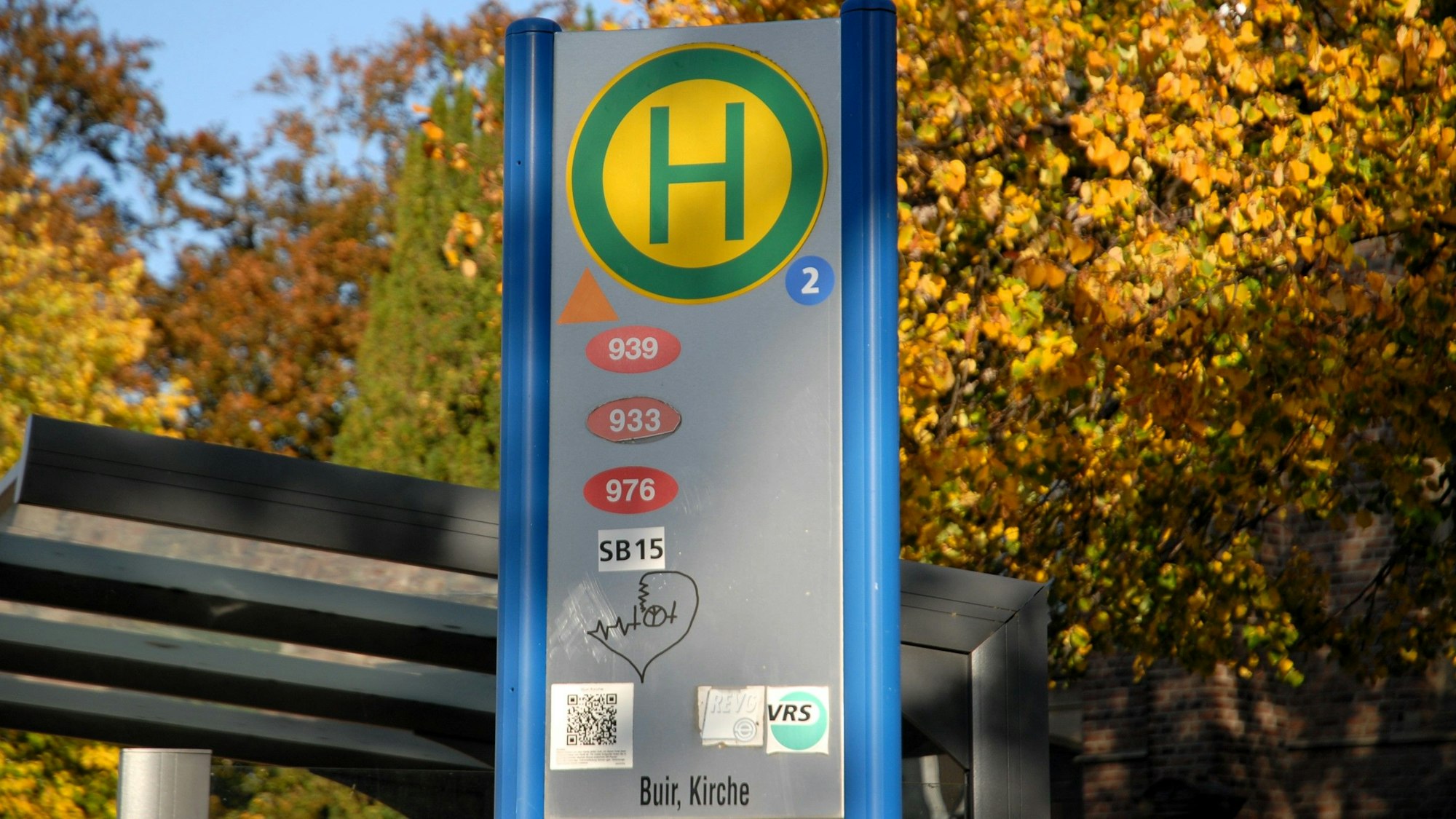 Das Schild an der Bushaltestelle Buir Kirche.