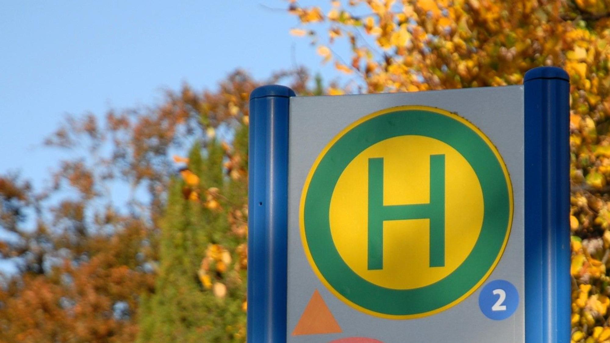 Zu sehen ist das Schild einer Bushaltestelle.