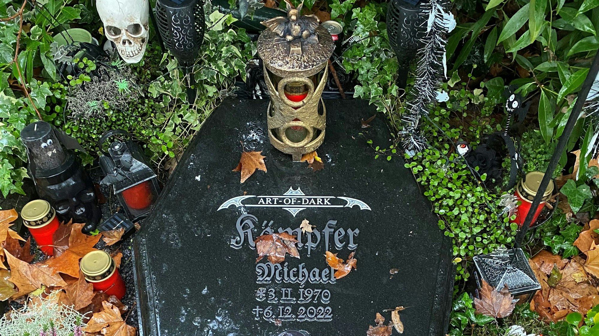 Der Grabstein von Michael Kämpfer ist sehr persönlich gestaltet.