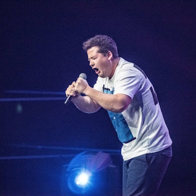 Der Comedian Chris Tall auf der Bühne