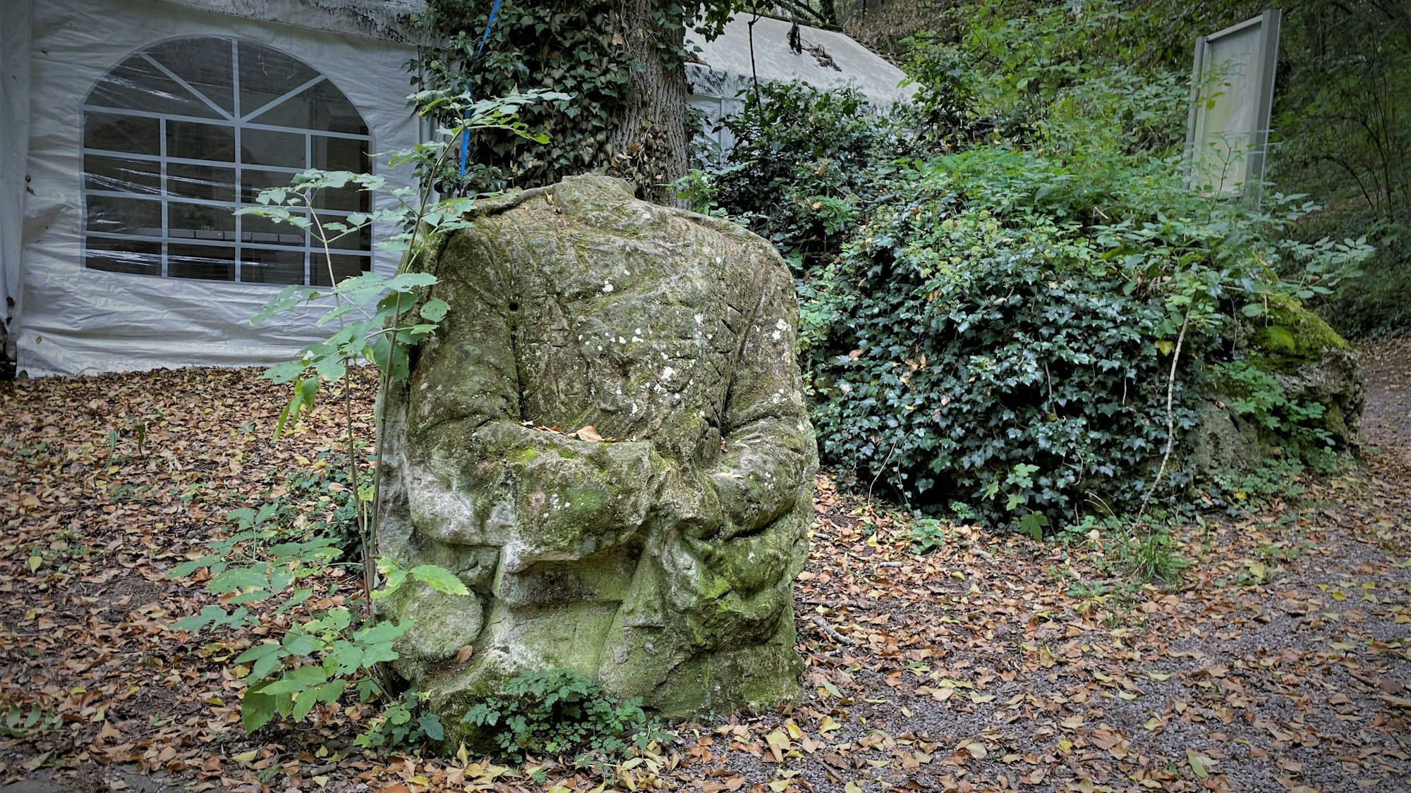 Das Bild zeigt eine kopflose Steinfigur.