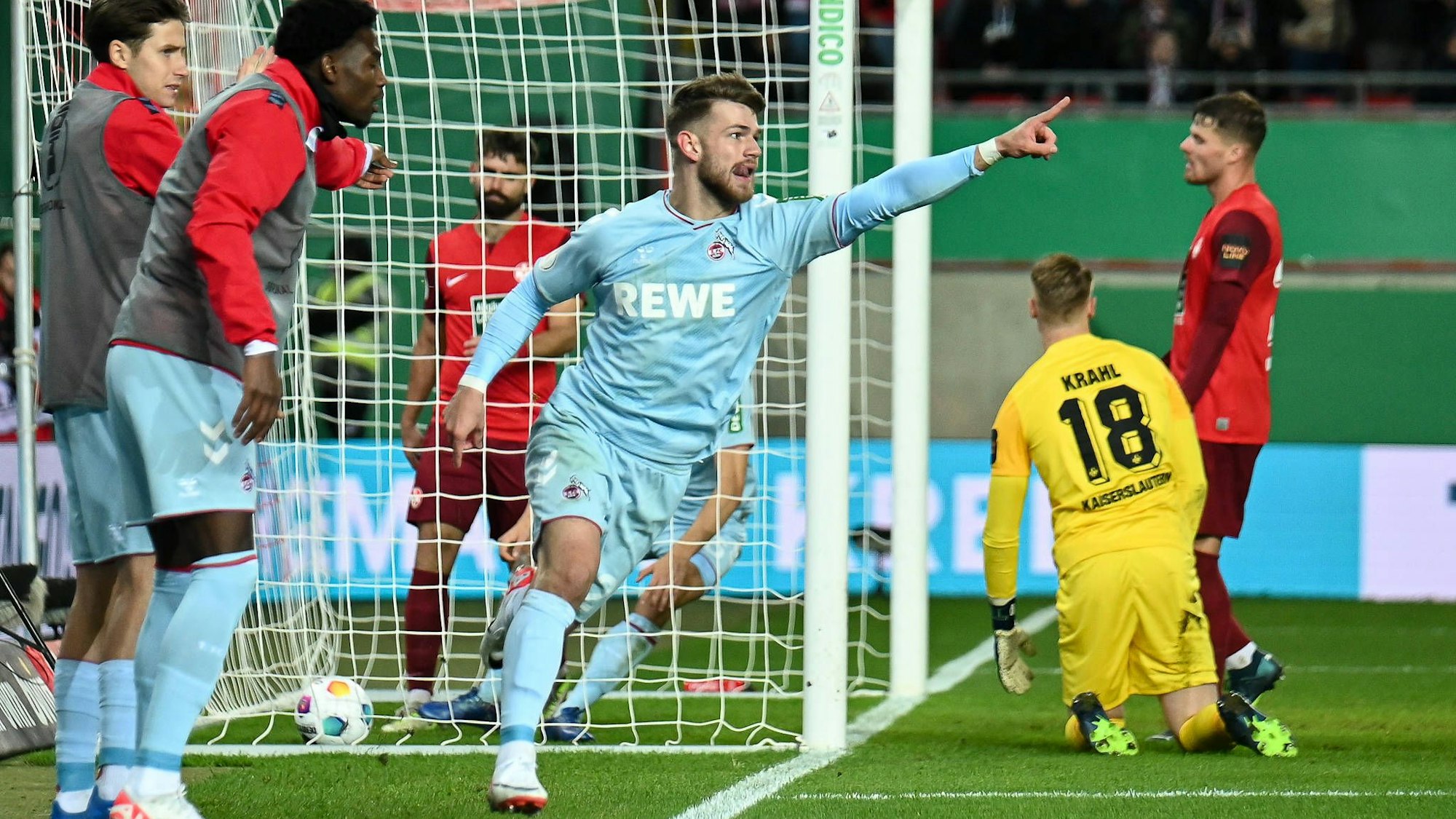 Jan Thielmann jubelt nach dem Anschlusstreffer zum 1:3.