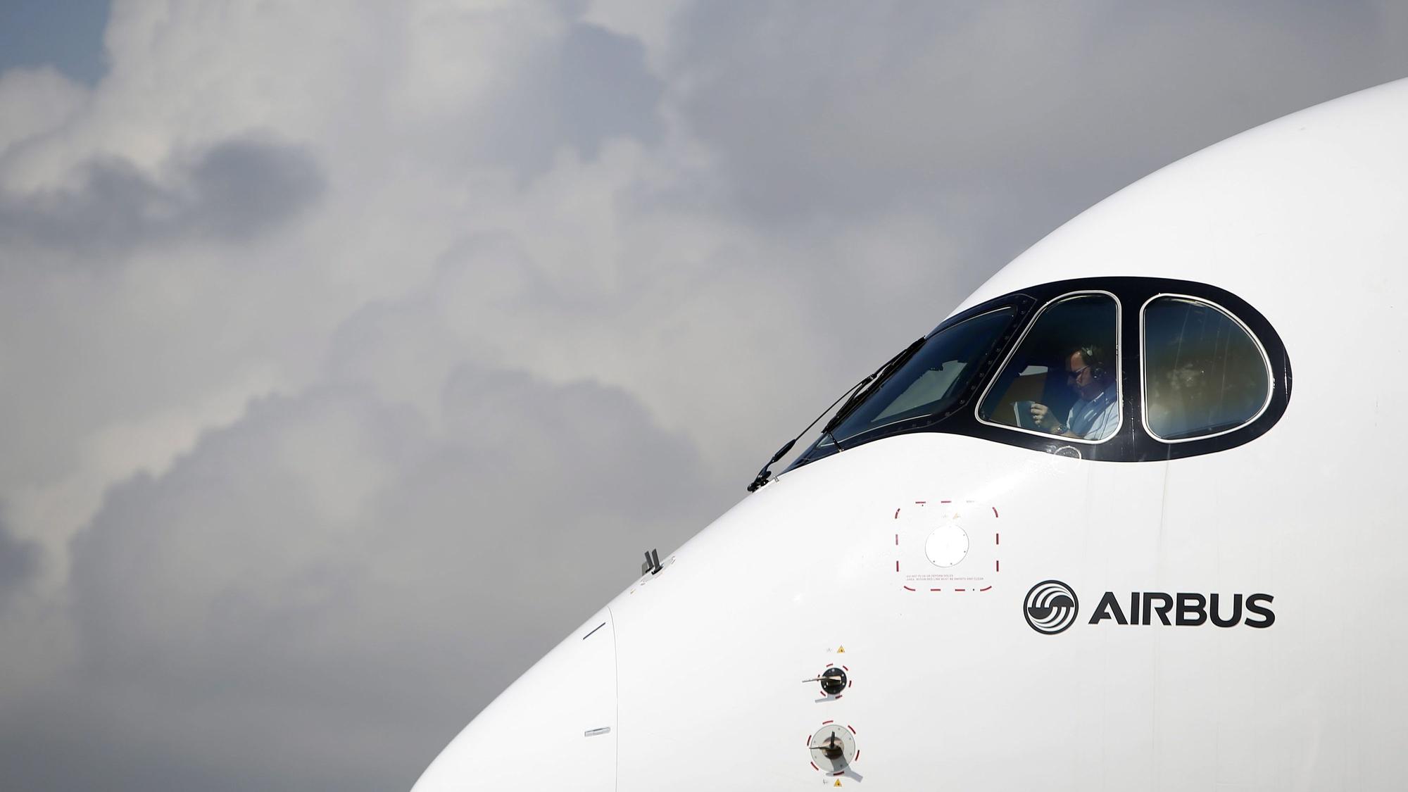 Ein Pilot sitzt im Cockpit eines Airbus A350 XWB, der auf der Airshow in Singapur präsentiert wird.