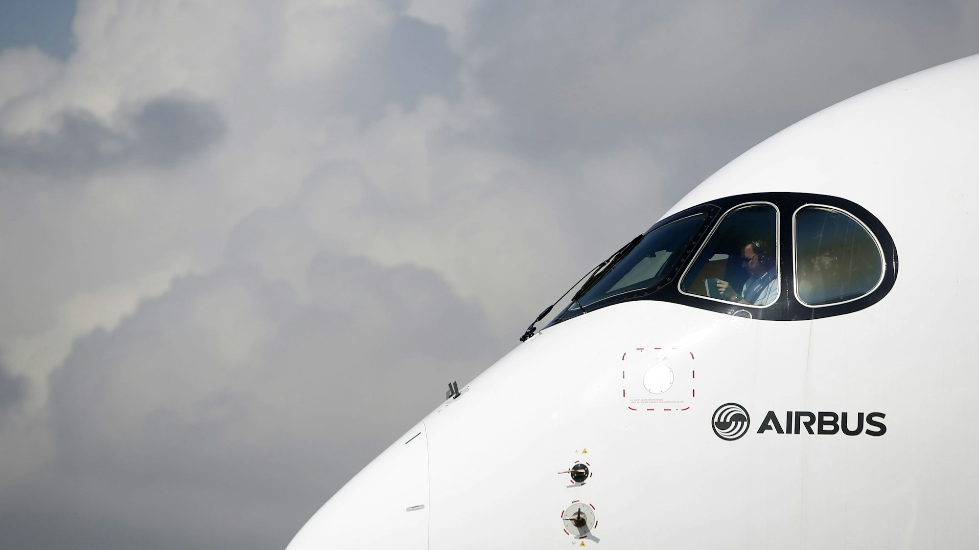 Ein Pilot sitzt im Cockpit eines Airbus A350 XWB, der auf der Airshow in Singapur präsentiert wird.
