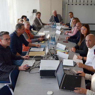 In einem Besprechungsraum im Euskirchener Rathaus berät der 13-köpfige Stab für außergewöhnliche Ereignisse über die Folgen der Cyber-Attacke auf ein Rechenzentrum, von der die Stadt betroffen ist.