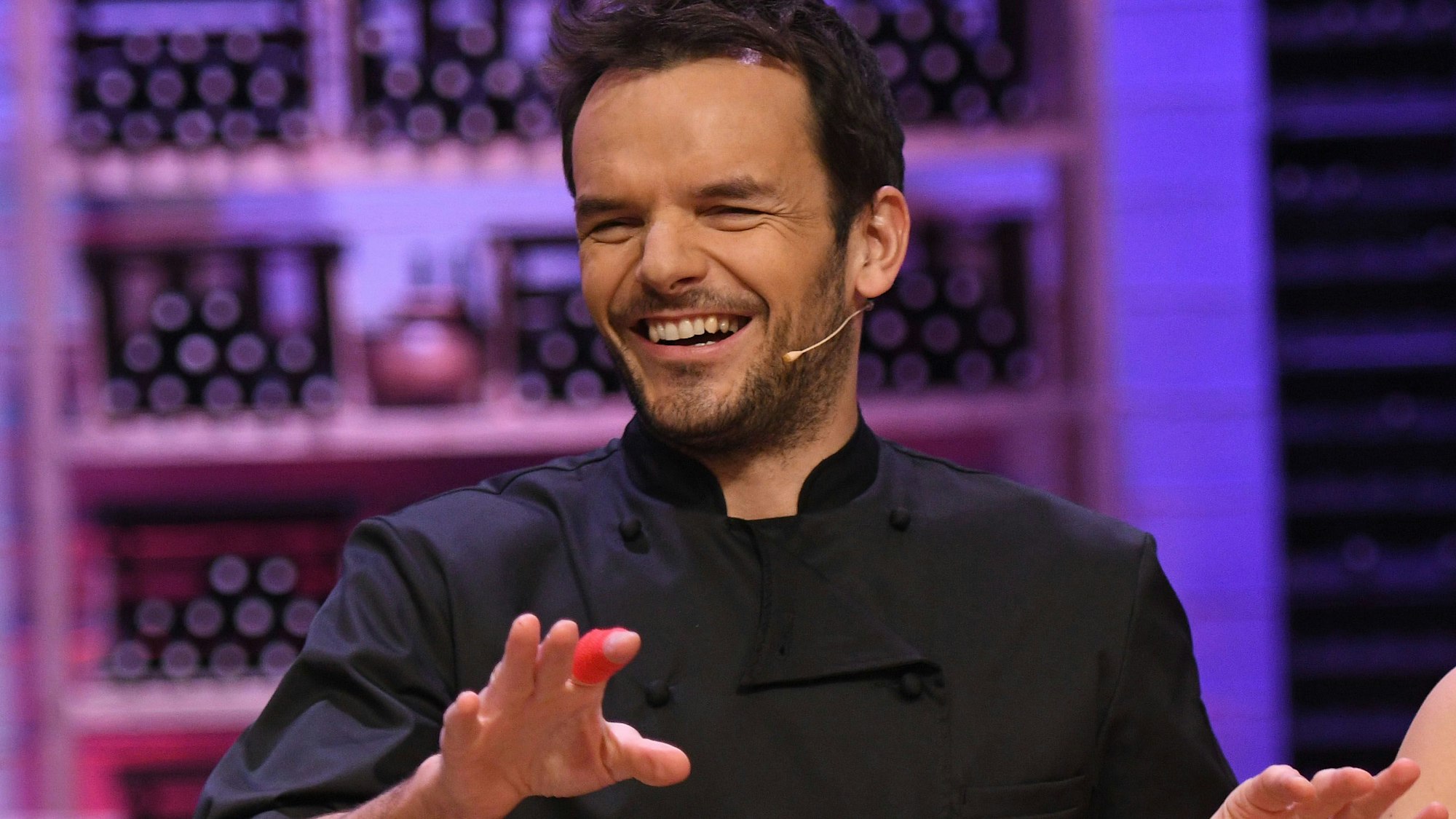 Koch Steffen Henssler in seiner VOX-Show "Grill den Henssler".