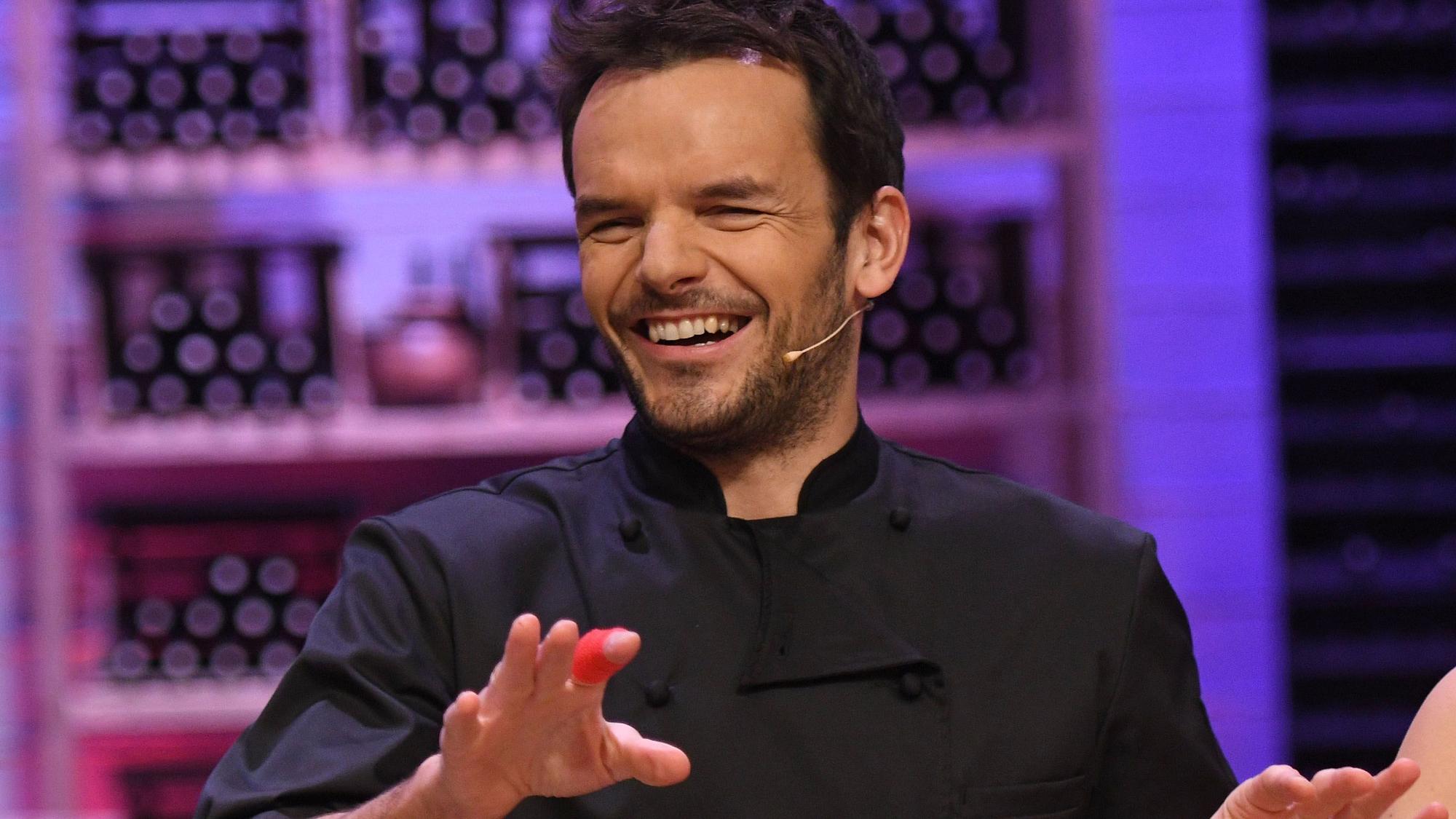 Koch Steffen Henssler in seiner VOX-Show "Grill den Henssler".