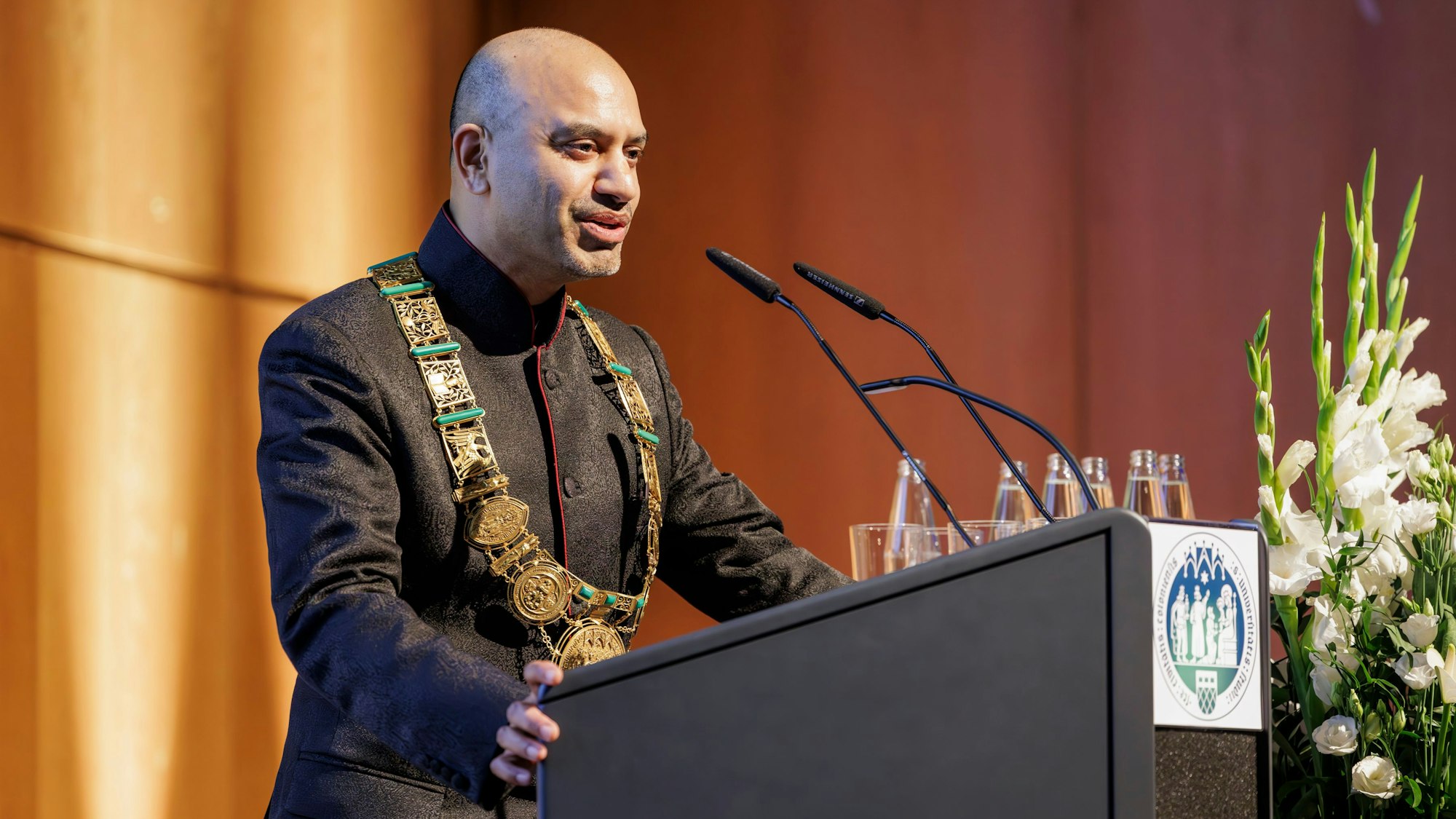 Joybrato Mukherjee am Rednerpult mit Amtskette