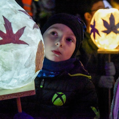Kinder zeigen ihre selbstgebastelten Laternen.