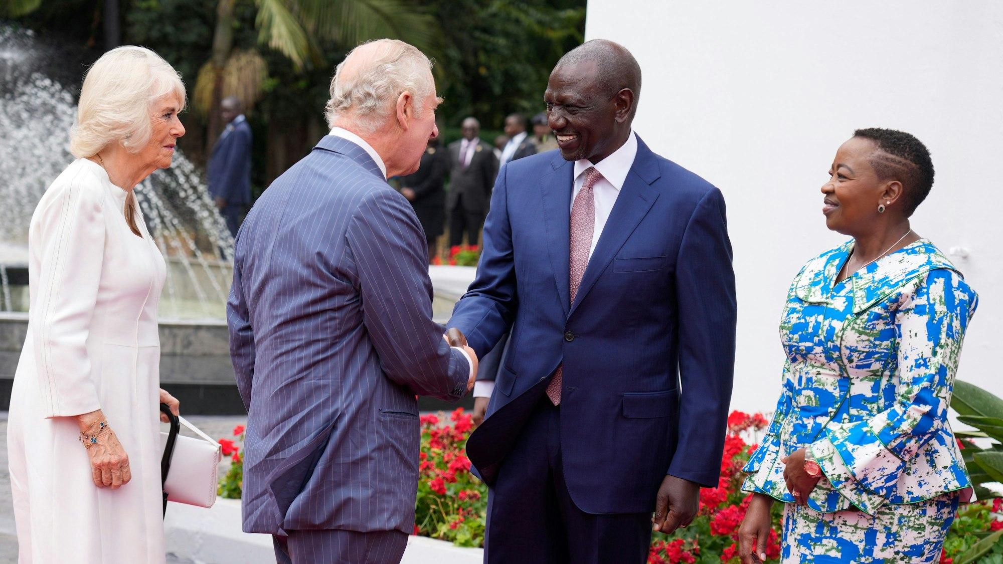 Kenias Präsident William Ruto und First Lady Rachal Ruto (rechts) begrüßen den britischen König Charles III (zweiter von links) und Königin Camilla im State House in Nairobi.