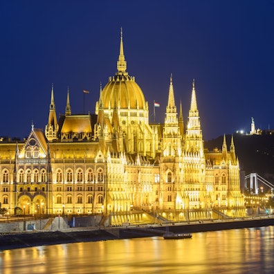 Das Parlamentsgebäude an der Donau ist am Abend beleuchtet. +++ dpa-Bildfunk +++