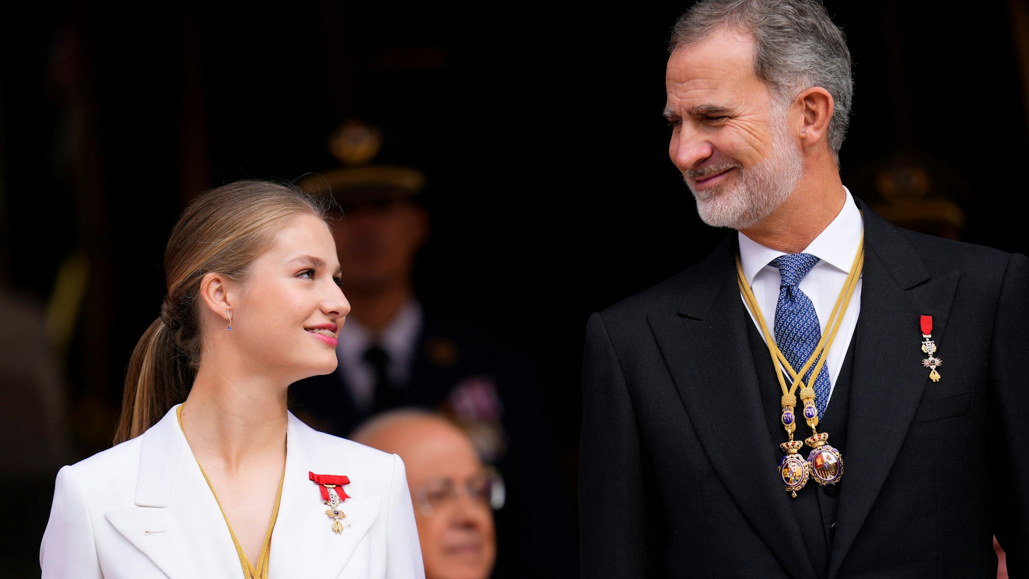 Prinzessin Leonor mit ihrem Vater, dem spanischen König Felipe VI, bei einer Militärparade nach ihrer Vereidigung auf die Verfassung, die sie eines Tages zur Königin macht, während einer Galaveranstaltung in Madrid.