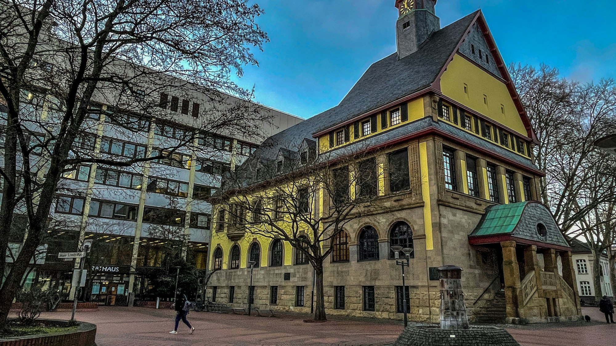 Auf dem Foto ist das Frechener Rathaus zu sehen.