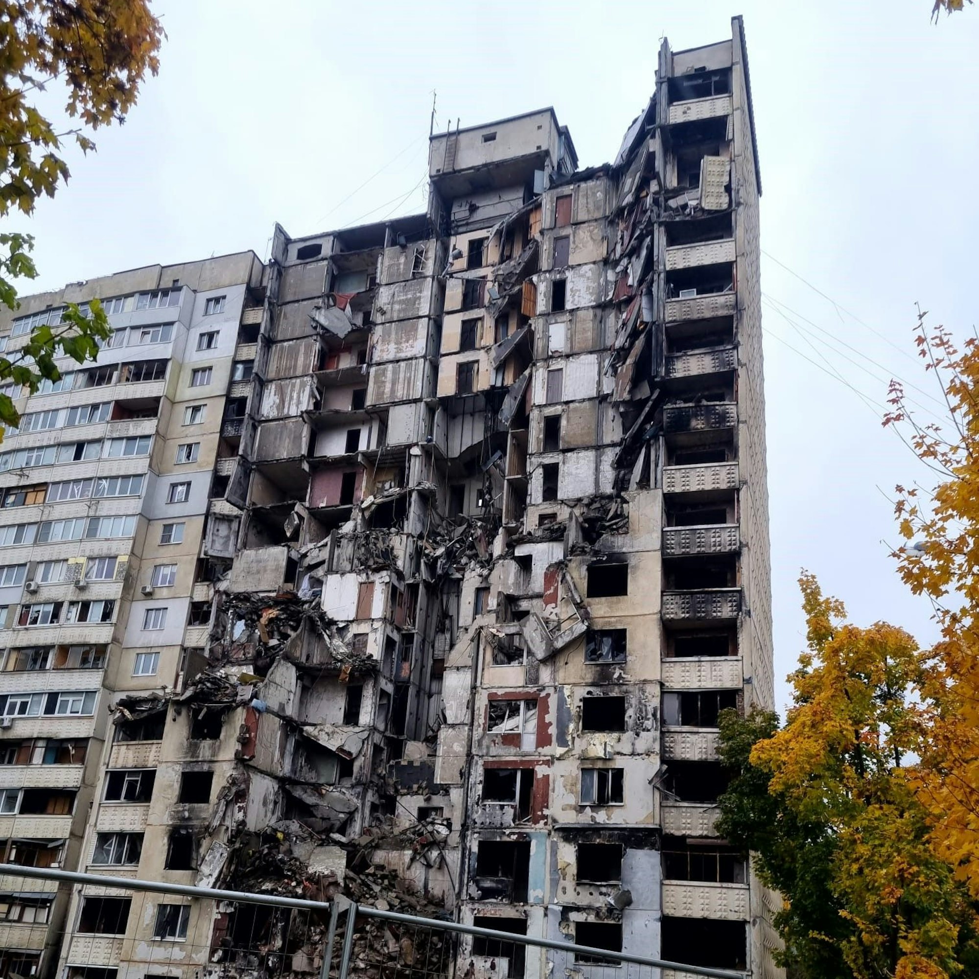 Ein zerstörtes Hochhaus in Charkiw, Ukraine.