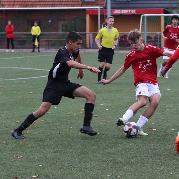 Der Spieler der JSG Erft 01 stoppt den Ball, der Gegenspieler aus Bergisch Gladbach setzt zur Attacke an.
