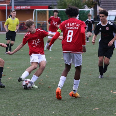 Der Spieler der JSG Erft 01 stoppt den Ball, der Gegenspieler aus Bergisch Gladbach setzt zur Attacke an.