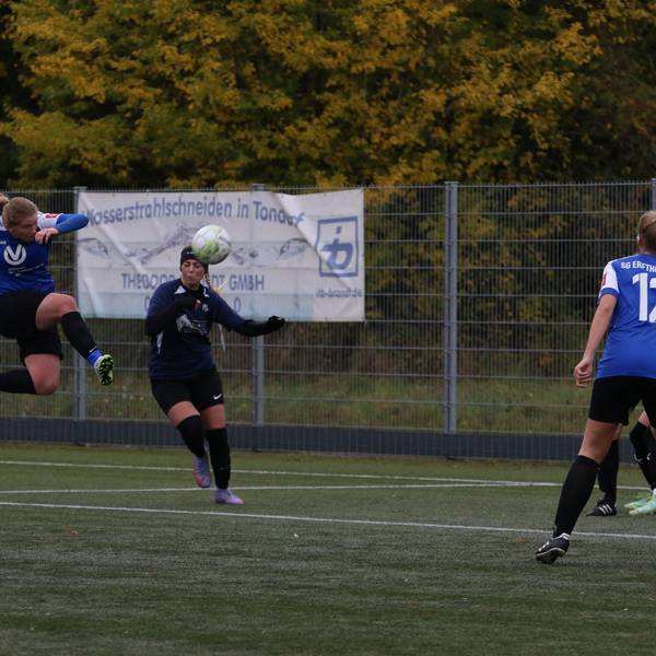 Erfthöhen-Spielerin Julia Poth mit einem eingesprungenen Schuss. Die anderen Spielerinnen schauen zu.