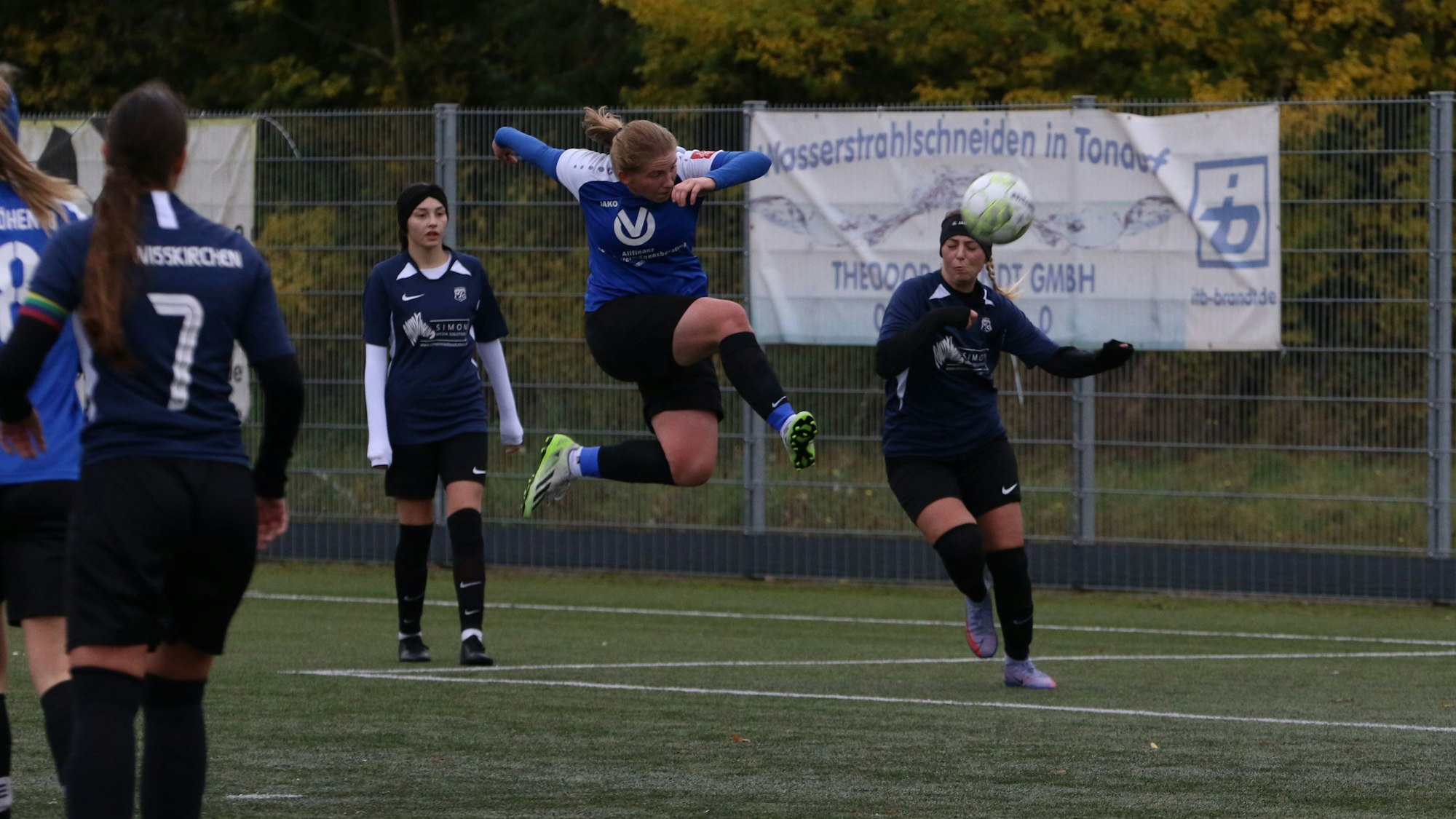 Erfthöhen-Spielerin Julia Poth mit einem eingesprungenen Schuss. Die anderen Spielerinnen schauen zu.