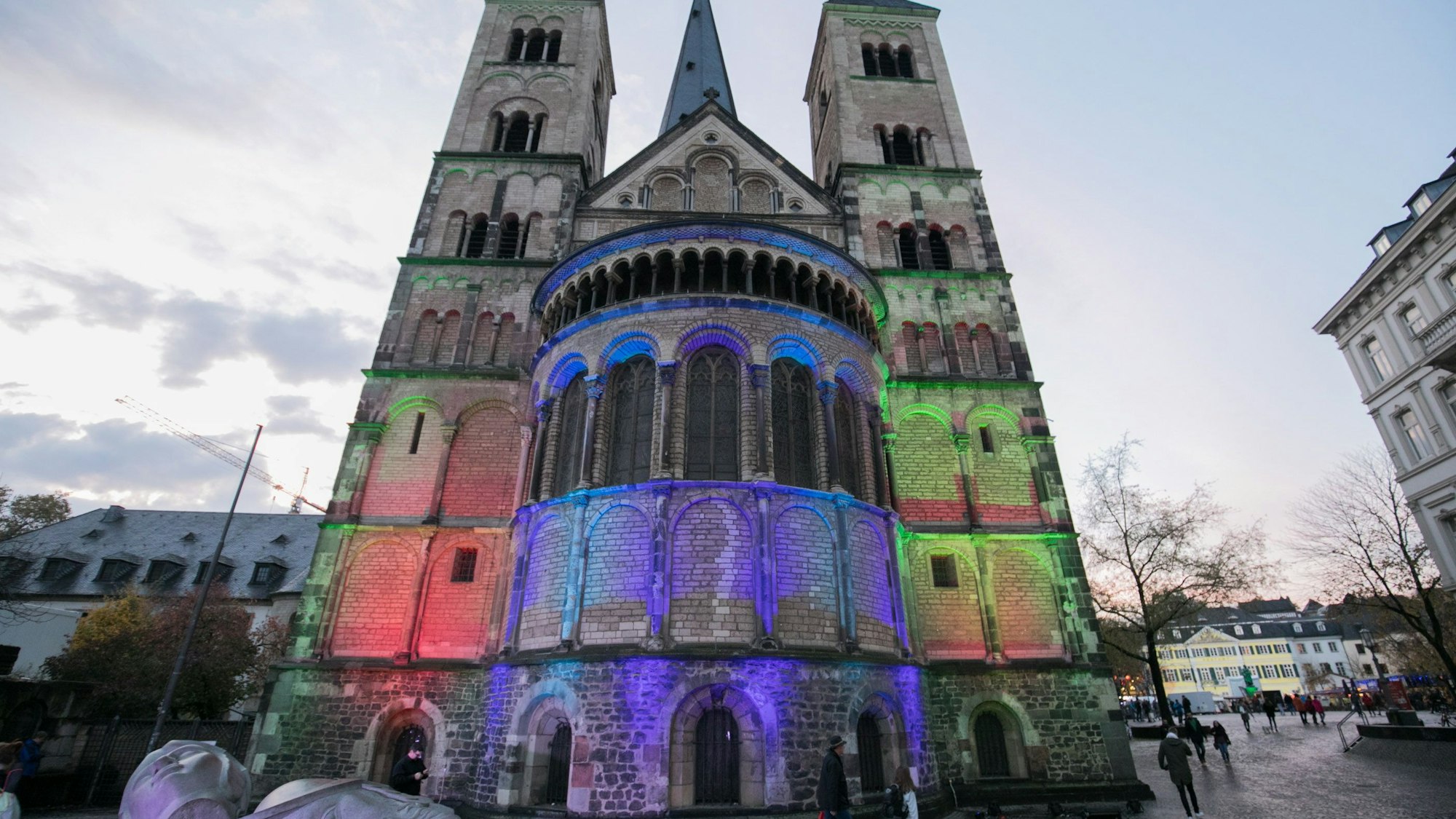Das Bonner Münster wird im Rahmen der mehrtägigen Veranstaltung „Bonn leuchtet“ in verschiedenen Farben angestrahlt.