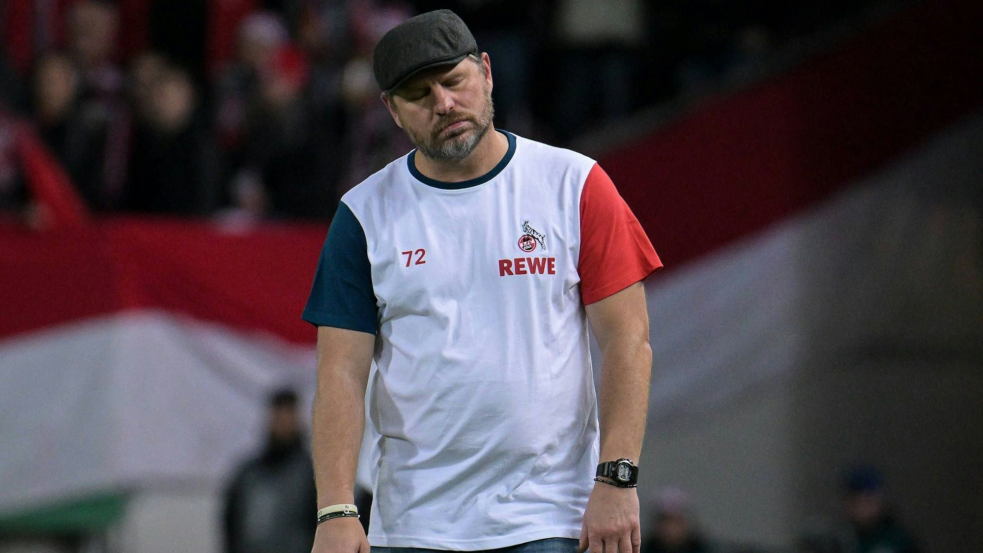 Geknickt nach dem Pokal-Aus: FC-Trainer Steffen Baumgart in Kaiserslautern