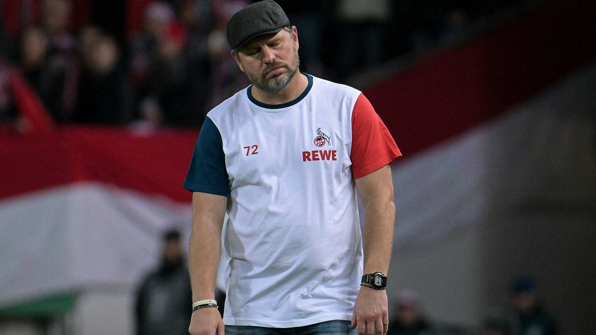 FC-Trainer Steffen Baumgart lässt nach der Niederlage im DFB-Pokal die Schultern hängen.