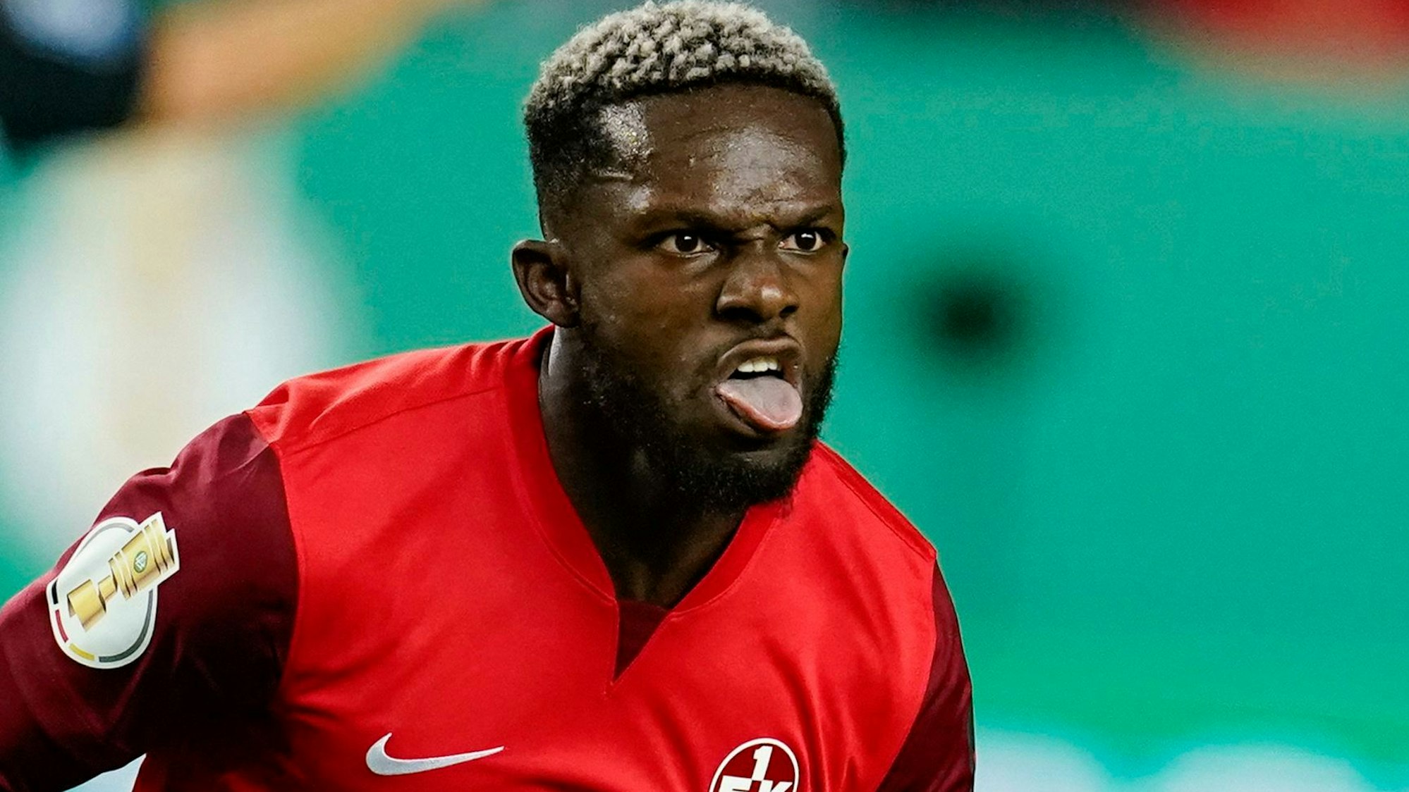 Kaiserslauterns Torschütze Richmond Tachie jubelt über das Tor zum 1:0.