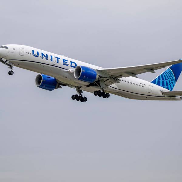 Eine Boeing 777 der US-amerikanischen Fluggesellschaft United Airlines mit weiß-blauer Markierung beim Start. Eine Maschine auf dem Weg nach Hawaii hat über dem Pazifik einen Notfall gemeldet. (Symbolbild)
