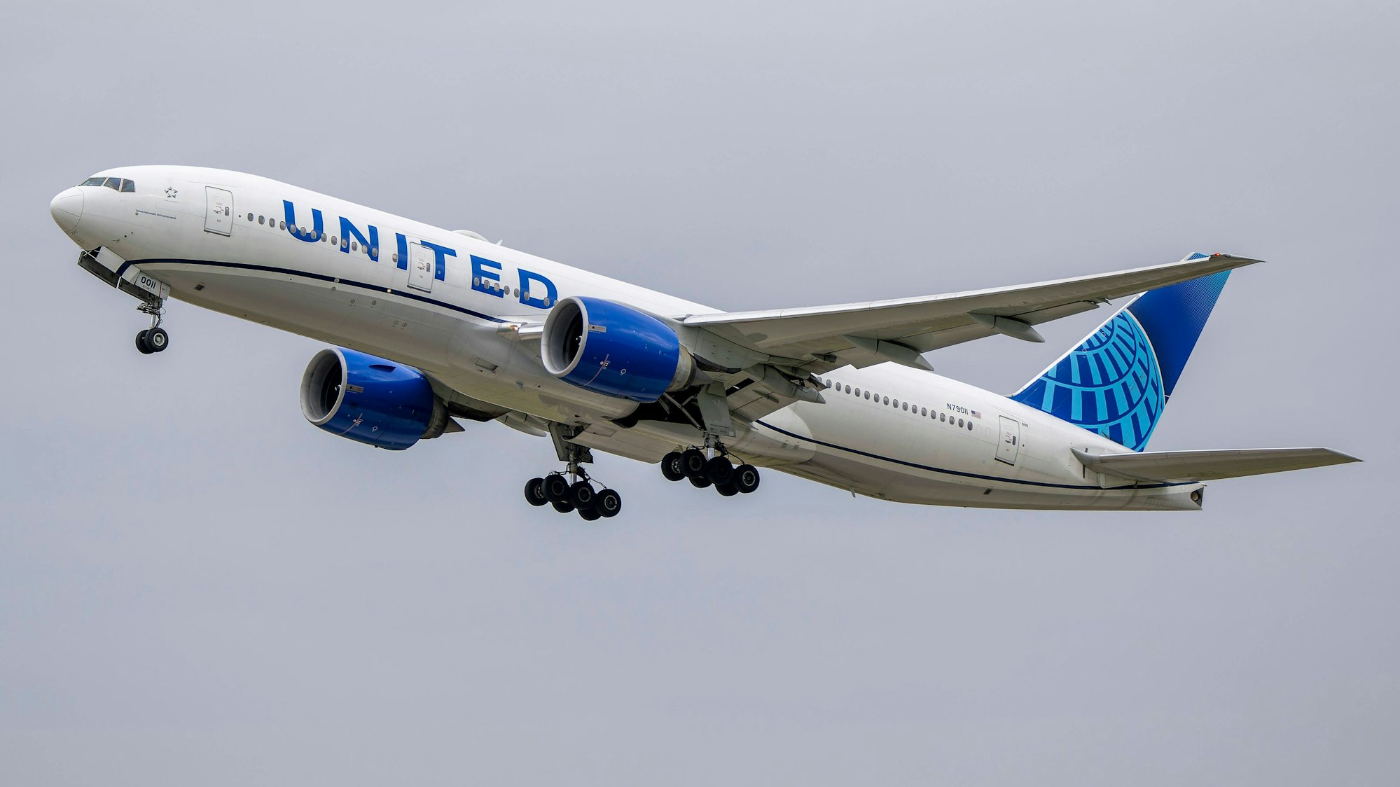 Eine Boeing 777 der US-amerikanischen Fluggesellschaft United Airlines mit weiß-blauer Markierung beim Start. Eine Maschine auf dem Weg nach Hawaii hat über dem Pazifik einen Notfall gemeldet. (Symbolbild)