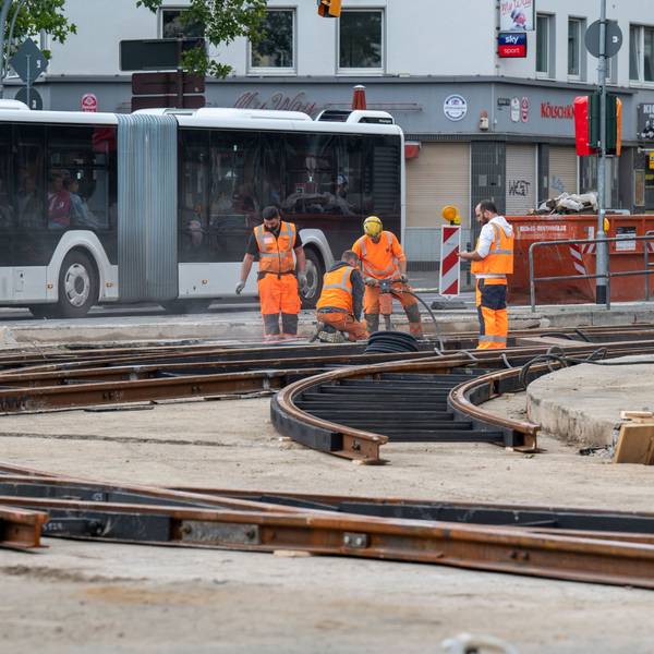 25.07.2023, Köln: Gleisbauarbeiten an der Aachener Straße.
Die Kölner Verkehrsbetriebe (KVB) sanieren die Gleisanlagen auf der Kreuzung Aachener Straße / Lindenthalgürtel umfassend. Die Stelle wird intern als „Aachener Stern“ bezeichnet. Foto: Uwe Weiser
