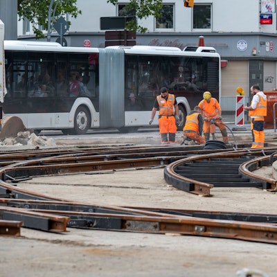 25.07.2023, Köln: Gleisbauarbeiten an der Aachener Straße.
Die Kölner Verkehrsbetriebe (KVB) sanieren die Gleisanlagen auf der Kreuzung Aachener Straße / Lindenthalgürtel umfassend. Die Stelle wird intern als „Aachener Stern“ bezeichnet. Foto: Uwe Weiser
