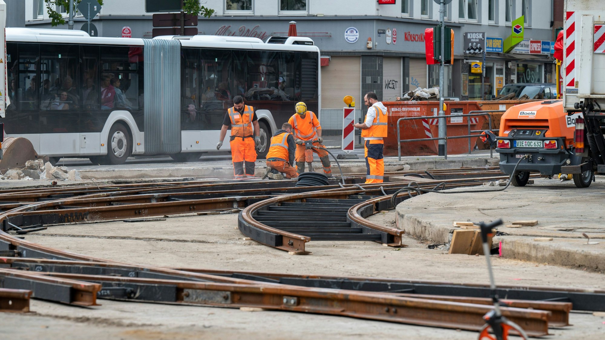 25.07.2023, Köln: Gleisbauarbeiten an der Aachener Straße.
Die Kölner Verkehrsbetriebe (KVB) sanieren die Gleisanlagen auf der Kreuzung Aachener Straße / Lindenthalgürtel umfassend. Die Stelle wird intern als „Aachener Stern“ bezeichnet. Foto: Uwe Weiser