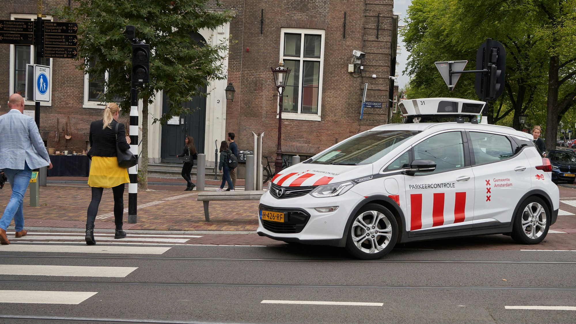 Scan-Autos liefern in der Innenstadt von Amsterdam Bilder von Fahrzeugen und deren Nummernschilder an Rechenzentren.Mit einer Software werden die Kennzeichen in Datenbanken und auch in den Datenbanken der städtischen Behörden überprüft. Digitale Parküberwachung in Amsterdam *** Scan cars provide images of vehicles and their license plates to data centers in downtown Amsterdam Software is used to check license plates in databases and also in the databases of municipal authorities Digital parking surveillance in Amsterdam F7107155.jpg