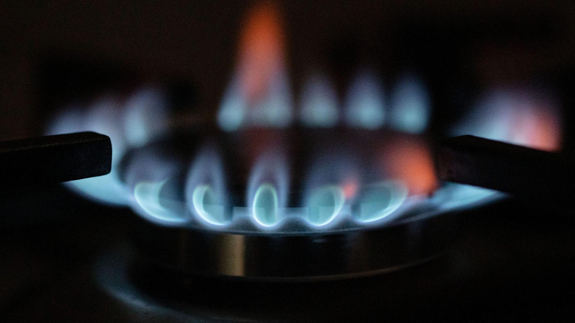 Flammen sind an einem Gasherd zu sehen.