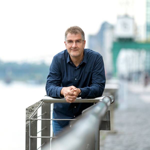 Jürgen Wiebicke guckt in die Kamera und lächelt.