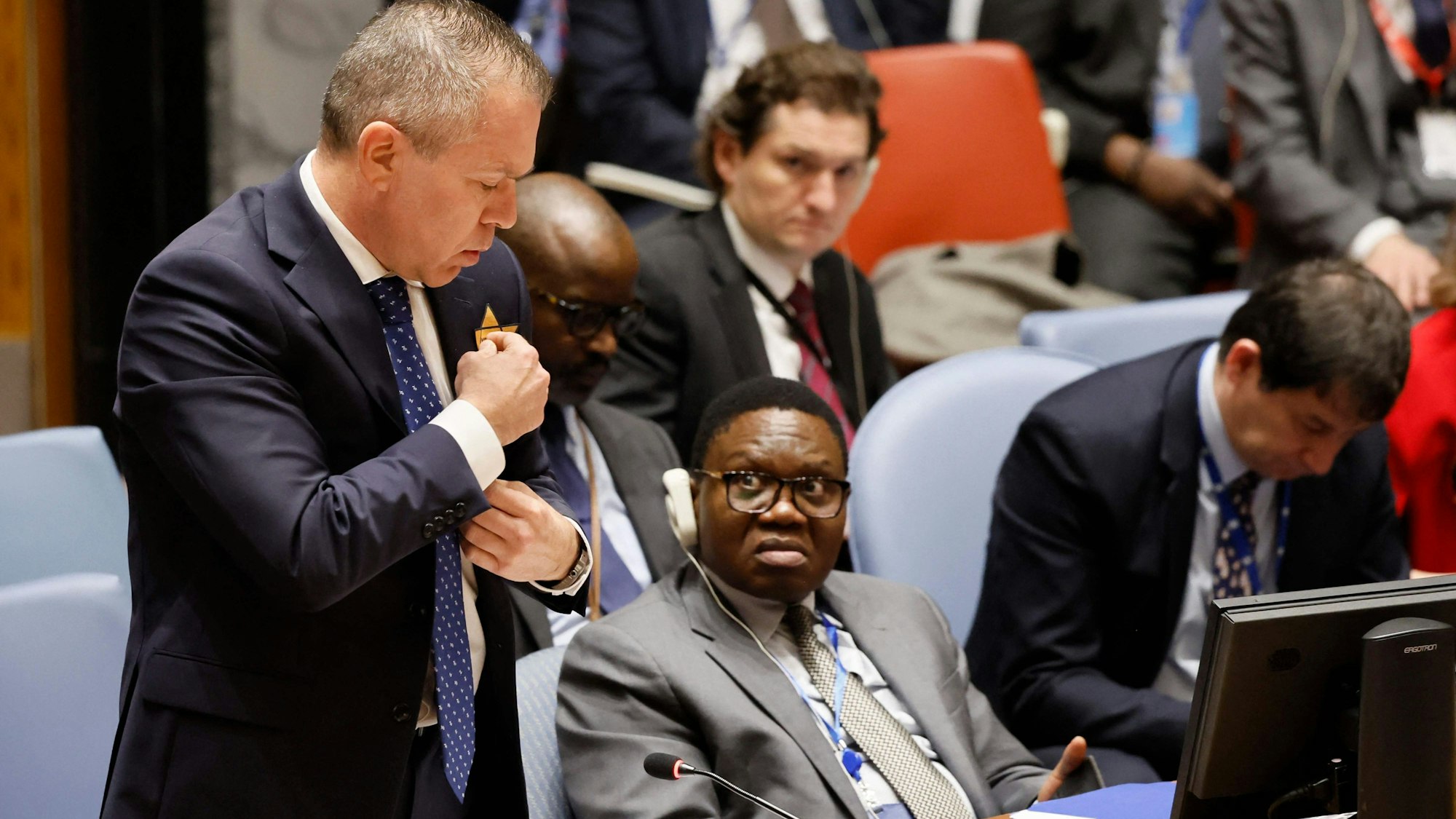 Gilad Erdan, Israels UN-Botschafter, trägt einen gelben Davidstern mit der Aufschrift „Nie wieder“ und spricht im Hauptquartier der Vereinten Nationen zu den Mitgliedern des UN-Sicherheitsrats.