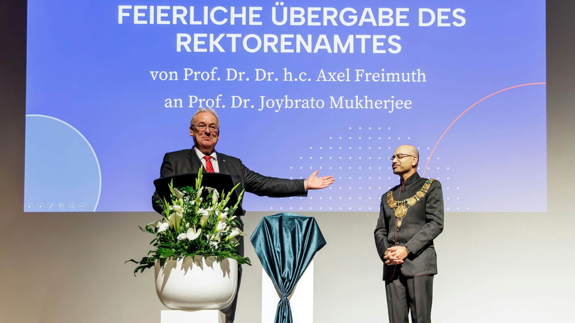 Axel Freimuth deutet auf der Bühne auf Joybrato Mukherjee