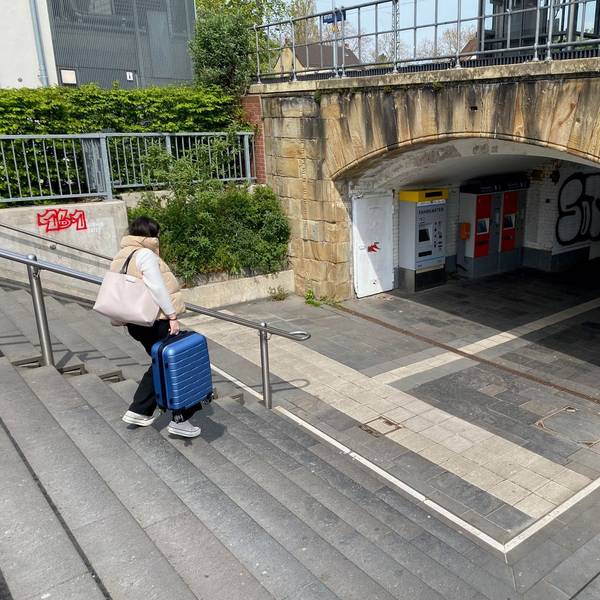 Zu sehen ist die Treppe, die zur Unterführung der Gleise führt.