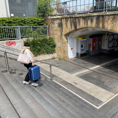 Zu sehen ist die Treppe, die zur Unterführung der Gleise führt.